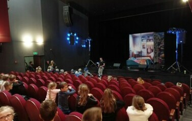 Klasy I-III  na spektaklu muzycznym pt. &bdquo;Niezwykłe życie zwierząt podwodnych&rdquo;. 4