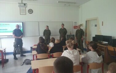 Edukacja z wojskiem w Szkole Podstawowej im.Rodziny Szreiber w &nbsp;Mikołajkach Pomorskich. 6