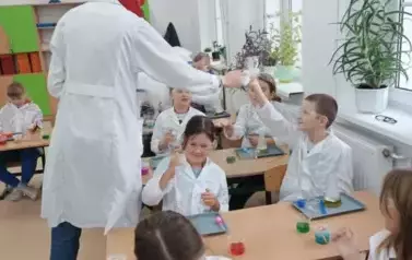 Nauka przez zabawę - Warsztaty dla młodych chemik&oacute;w 1