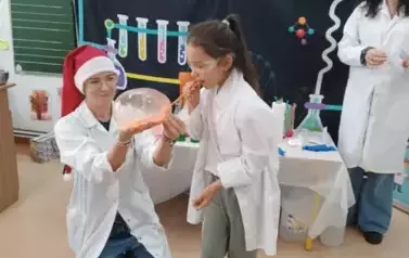 Nauka przez zabawę - Warsztaty dla młodych chemik&oacute;w 4