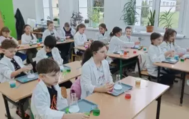 Nauka przez zabawę - Warsztaty dla młodych chemik&oacute;w 7