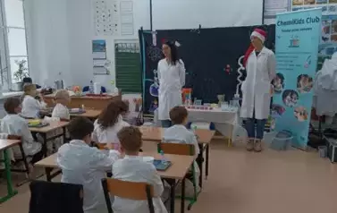 Nauka przez zabawę - Warsztaty dla młodych chemik&oacute;w 10