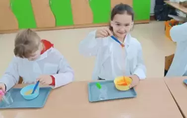 Nauka przez zabawę - Warsztaty dla młodych chemik&oacute;w 13