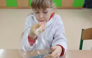 Nauka przez zabawę - Warsztaty dla młodych chemik&oacute;w 15