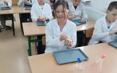 Nauka przez zabawę - Warsztaty dla młodych chemik&oacute;w 17