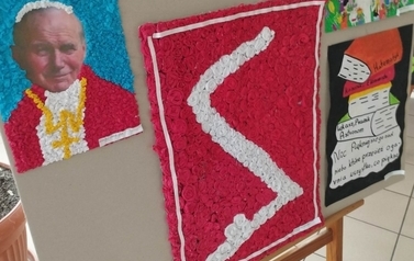 Kto na patrona naszej szkoły: Nagrody wręczyć czas... 10