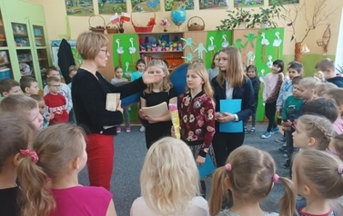 Pasowanie pierwszoklasist&oacute;w na czytelnik&oacute;w biblioteki szkolnej 1