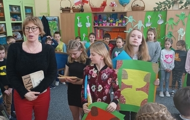 Pasowanie pierwszoklasist&oacute;w na czytelnik&oacute;w biblioteki szkolnej 2