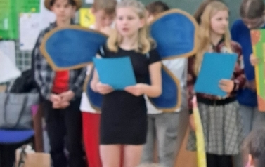 Pasowanie pierwszoklasist&oacute;w na czytelnik&oacute;w biblioteki szkolnej 3