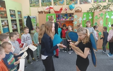 Pasowanie pierwszoklasist&oacute;w na czytelnik&oacute;w biblioteki szkolnej 4
