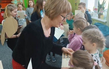 Pasowanie pierwszoklasist&oacute;w na czytelnik&oacute;w biblioteki szkolnej 5