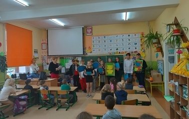 Pasowanie pierwszoklasist&oacute;w na czytelnik&oacute;w biblioteki szkolnej 7