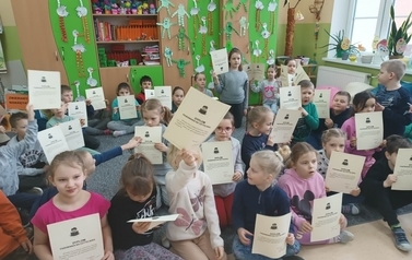 Pasowanie pierwszoklasist&oacute;w na czytelnik&oacute;w biblioteki szkolnej 12