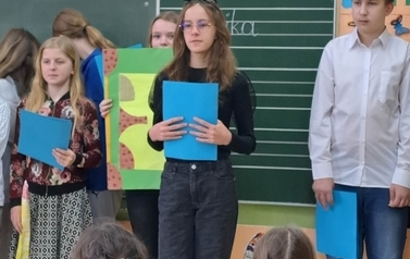 Pasowanie pierwszoklasist&oacute;w na czytelnik&oacute;w biblioteki szkolnej 13