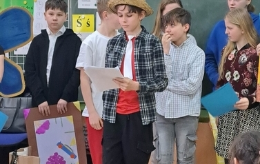 Pasowanie pierwszoklasist&oacute;w na czytelnik&oacute;w biblioteki szkolnej 14