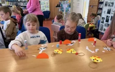 Warsztaty wielkanocne z klasami I-III w Gminnym Centrum Kulturalno-Bibliotecznym w Mikołajkach Pomorskich. 3