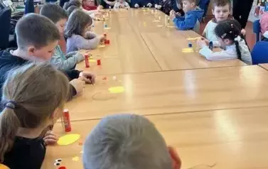 Warsztaty wielkanocne z klasami I-III w Gminnym Centrum Kulturalno-Bibliotecznym w Mikołajkach Pomorskich. 12