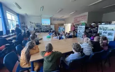 Warsztaty wielkanocne z klasami I-III w Gminnym Centrum Kulturalno-Bibliotecznym w Mikołajkach Pomorskich. 14