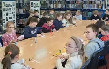 Warsztaty wielkanocne z klasami I-III w Gminnym Centrum Kulturalno-Bibliotecznym w Mikołajkach Pomorskich. 15