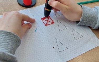 Lekcja matematyki z wykorzystaniem długopis&oacute;w 3D 9