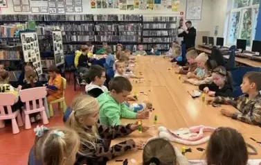 Pierwszaki świętują Dzień Zwierząt w bibliotece 12