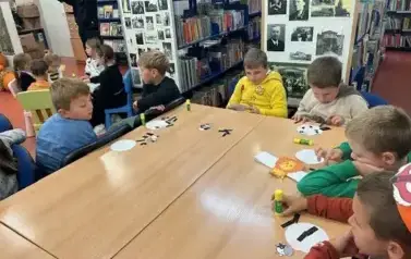 Pierwszaki świętują Dzień Zwierząt w bibliotece 16