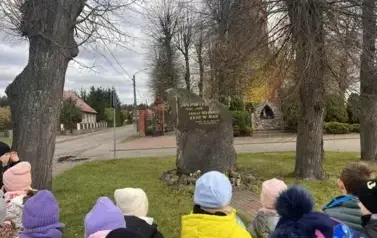 &bdquo;Szkoła pamięta&rdquo; &ndash; klasy drugie na cmentarzu 5