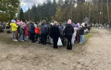&bdquo;Szkoła pamięta&rdquo; &ndash; klasy drugie na cmentarzu 9