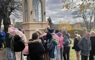 &bdquo;Szkoła pamięta&rdquo; &ndash; klasy drugie na cmentarzu 10
