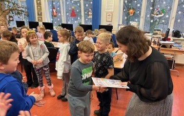 Ślubowanie klas pierwszych na czytelnika 17