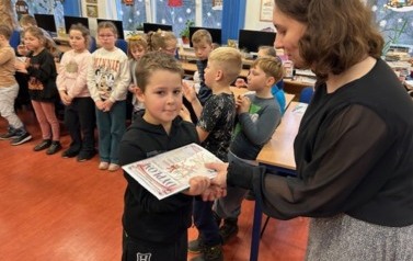 Ślubowanie klas pierwszych na czytelnika 27