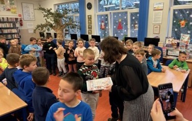Ślubowanie klas pierwszych na czytelnika 33
