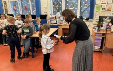 Ślubowanie klas pierwszych na czytelnika 37