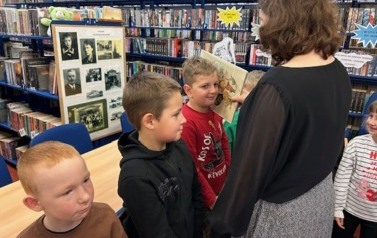 Ślubowanie klas pierwszych na czytelnika 41