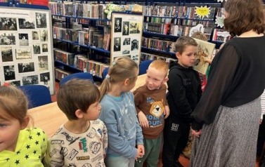 Ślubowanie klas pierwszych na czytelnika 42