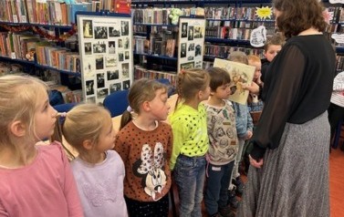 Ślubowanie klas pierwszych na czytelnika 43