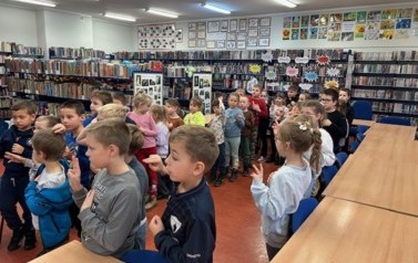 Ślubowanie klas pierwszych na czytelnika 52