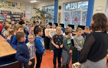 Ślubowanie klas pierwszych na czytelnika 56