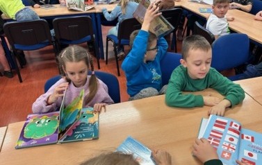 Ślubowanie klas pierwszych na czytelnika 58