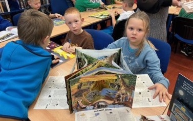 Ślubowanie klas pierwszych na czytelnika 60
