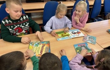 Ślubowanie klas pierwszych na czytelnika 63