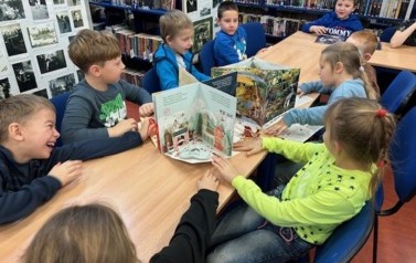 Ślubowanie klas pierwszych na czytelnika 66