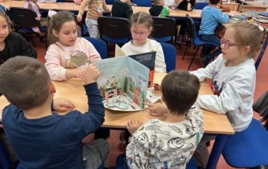 Ślubowanie klas pierwszych na czytelnika 69