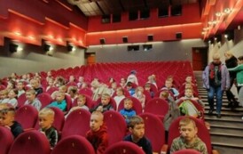 Klasy I-III  na spektaklu muzycznym pt. &bdquo;Niezwykłe życie zwierząt podwodnych&rdquo;. 5