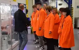 Wycieczka uczni&oacute;w do firmy Jabil 1