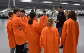 Wycieczka uczni&oacute;w do firmy Jabil 2