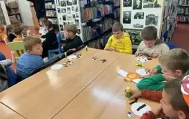 Pierwszaki świętują Dzień Zwierząt w bibliotece 16