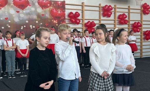 Zdjęcie do Uroczyste przedstawienie z okazji dnia Babci i Dziadka oraz Walentynek