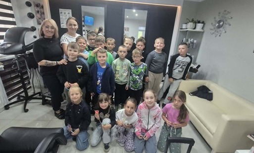 Wizyta klasy Ia w salonie fryzjerskim w Mikołajkach Pomorskich