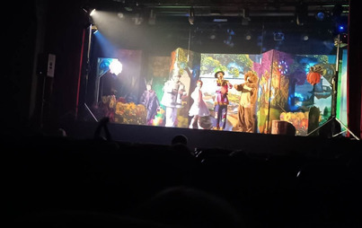 Zdjęcie do Klasy I-III na przedstawieniu teatralnym
